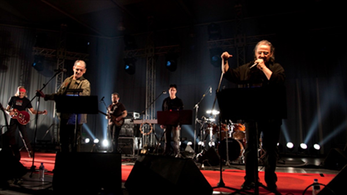 oi-aderfoi-katsimixa-sto-theatro-rematias