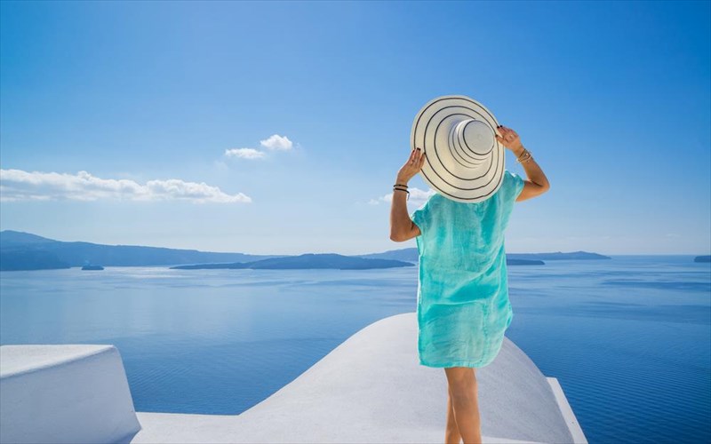 o-ellinikos-tourismos-petaei