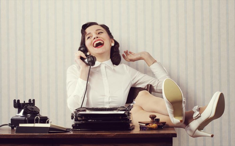 ti-forame-sto-grafeio-me-ton-kausona