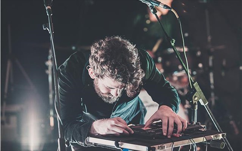 music-escapades-o-theodore-me-palio-kai-neo-uliko-apopse-sto-kpisn