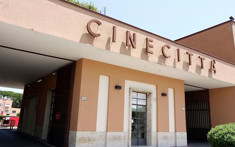 i-thruliki-cinecitta-epistrefei-suntoma-ananeomeni