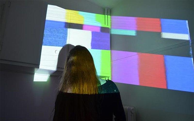 oi-taktikes-epibiosis-tou-aurianou-online-anthropou-se-mia-ekthesi