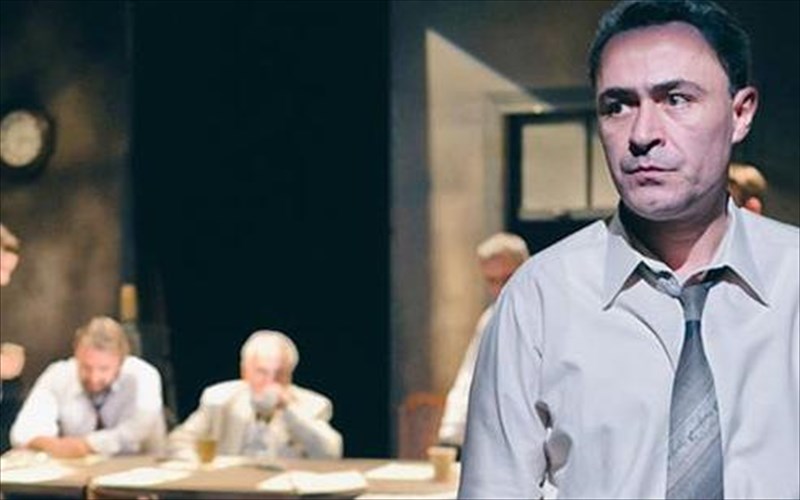 oi-12-enorkoi-epistrefoun-ananeomenoi-sto-theatro-alkmini