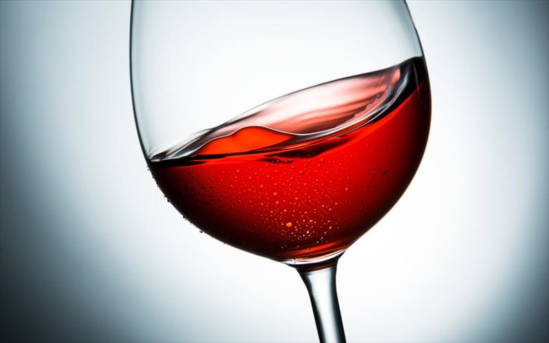 poia-kokkina-krasia-mporoume-na-baloume-sto-psugeio