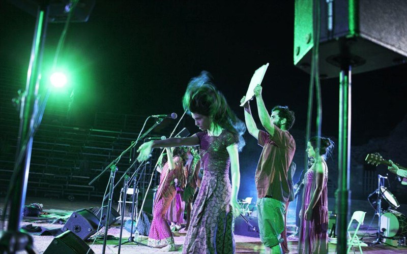 ta-mustika-tou-arlekinou-kai-bakxes-mia-leitourgia-sto-lukeio-epidaurou