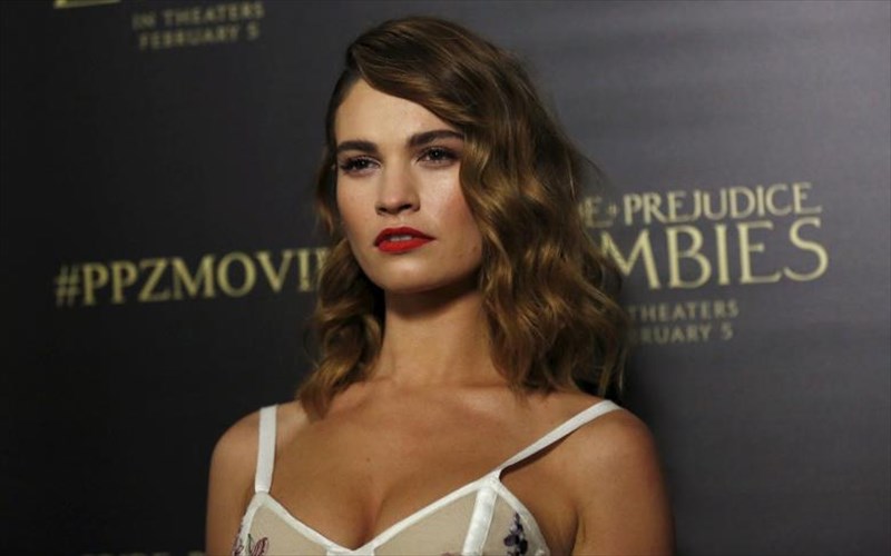 i-lily-James-etoimazei-balitses-gia-diakopes-sto-aigaio