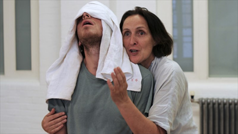 i-fiona-shaw-sto-mikro-theatro-tis-arxaias-epidaurou