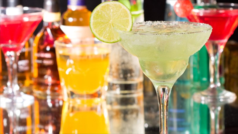 festibal-ellinikon-cocktails-sto-roof-garden-tou-titania