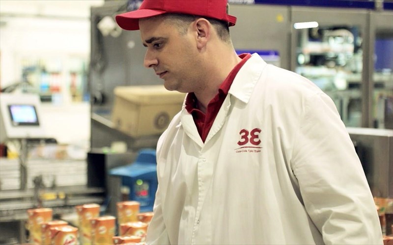 mia-anthropini-istoria-apo-tin-coca-cola-tria-epsilon