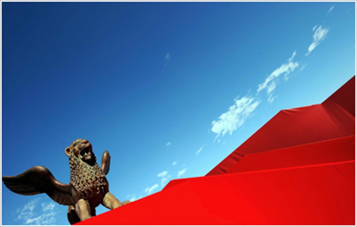 o-leontas-bruxatai-sto-67o-festibal-benetias