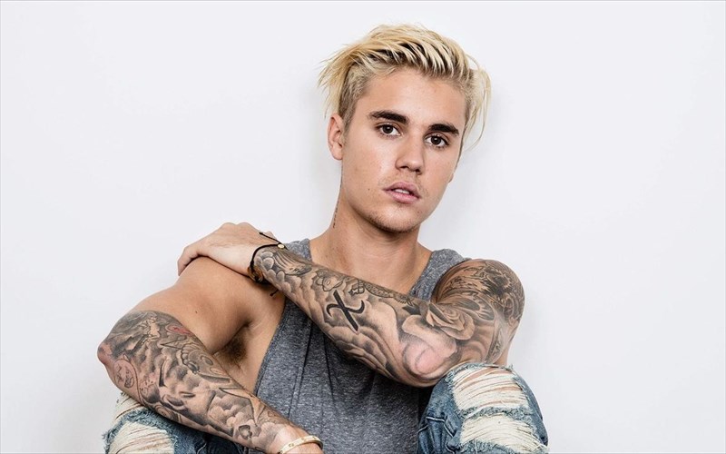 etoimazei-ti-diki-tou-ekklisia-o-Justin-bieber-Justin-bieber