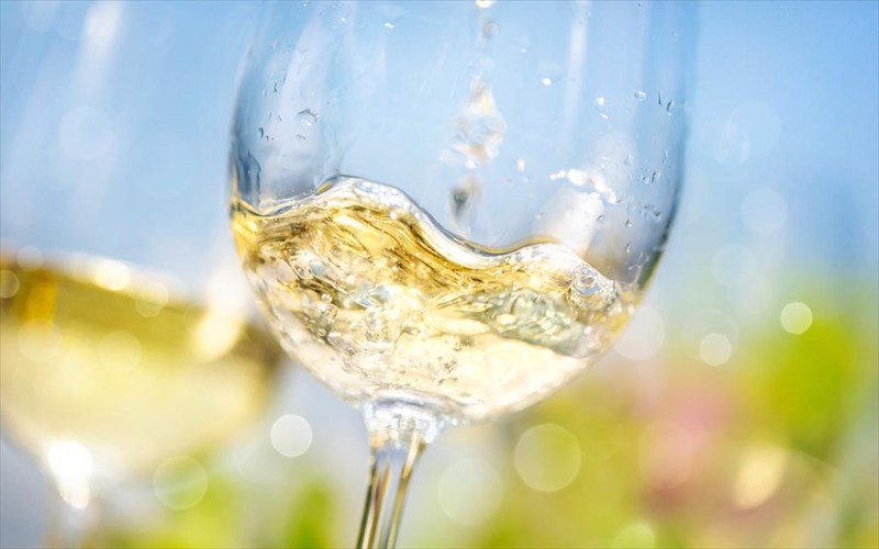 oi-xeiroteres-sunitheies-pelaton-sta-estiatoria-sumfona-me-tous-somelie