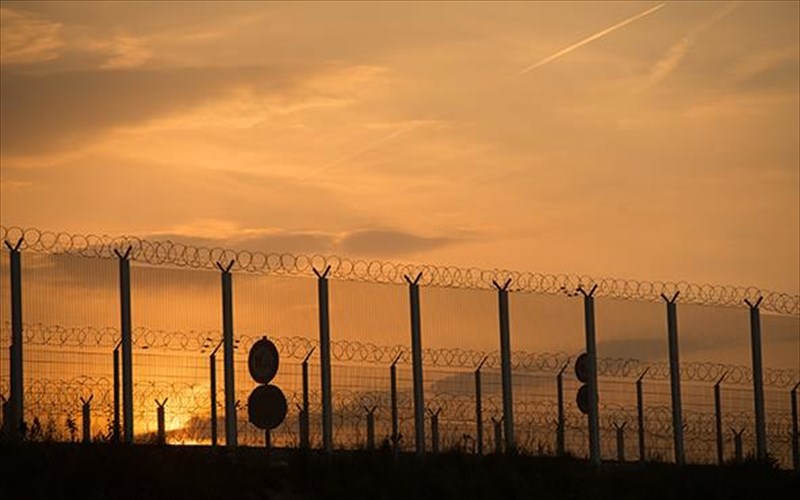 mia-ekthesi-gia-tous-metanastes-sta-gallika-kentra-fulaksis-erxetai-sto-booze