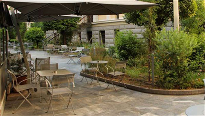 Jazz-atmosfaira-ston-kipo-tou-nomismatikou-mouseiou