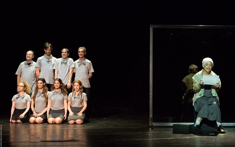 to-koritsi-pou-peftei-peftei-peftei