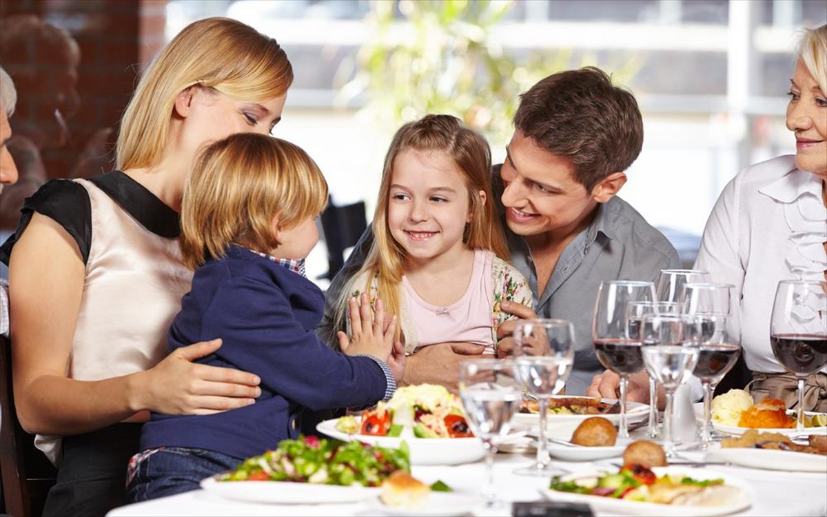 oikogeneia-estiatorio