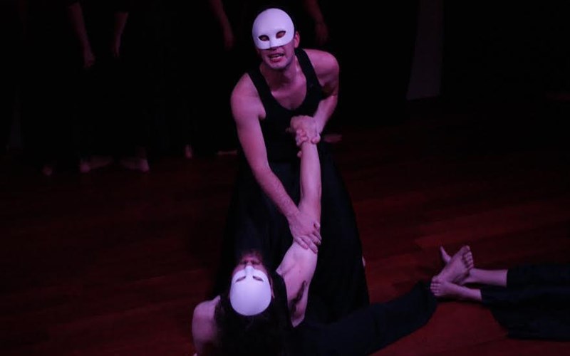 neo-theatriko-ergastiri-apo-tin-anoteri-dramatiki-sxoli-athinaiki-skini