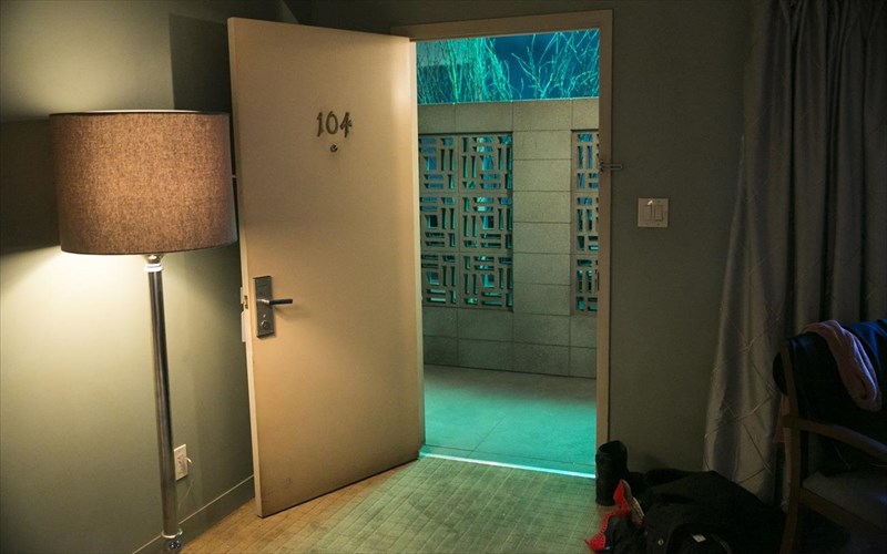 to-room-104-anatrepei-ti-sxesi-thuti-kai-thumatos