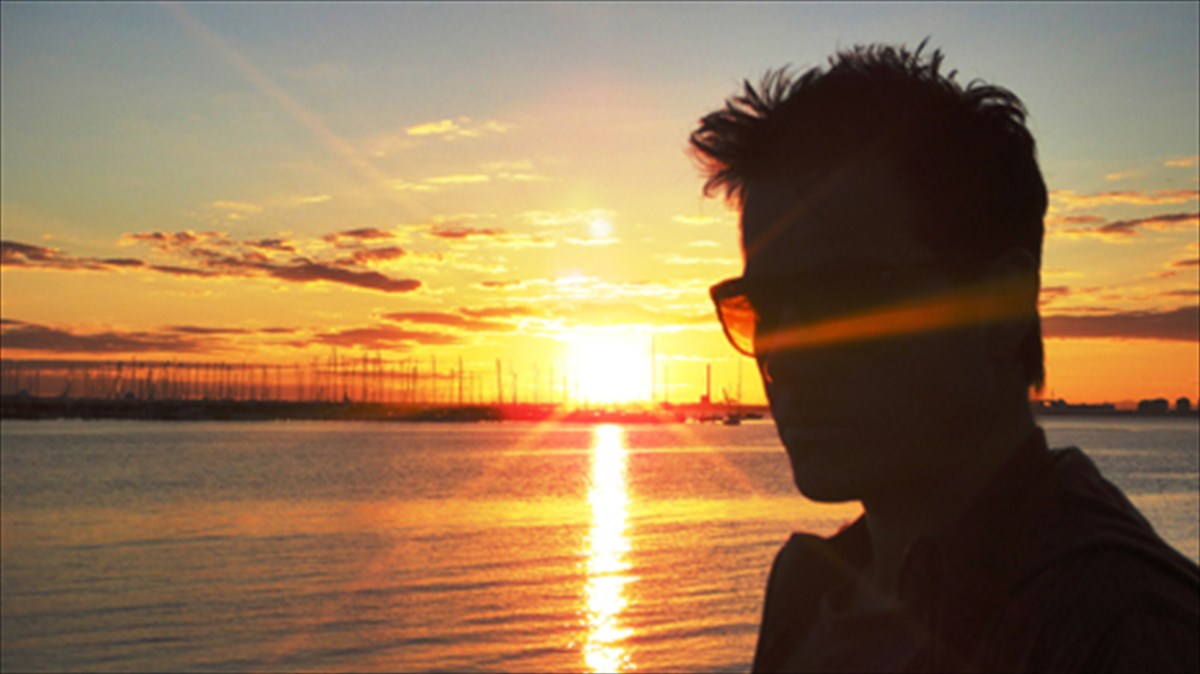 mousikes-gia-tin-anatoli-kai-to-iliobasilema-stin-costa-navarino