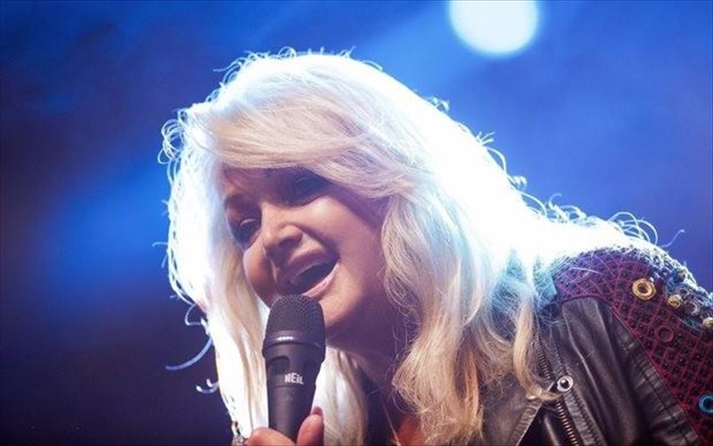 i-bonnie-tyler-tha-tragoudisei-to-total-eclipse-of-the-heart-stin-ekleipsi-iliou