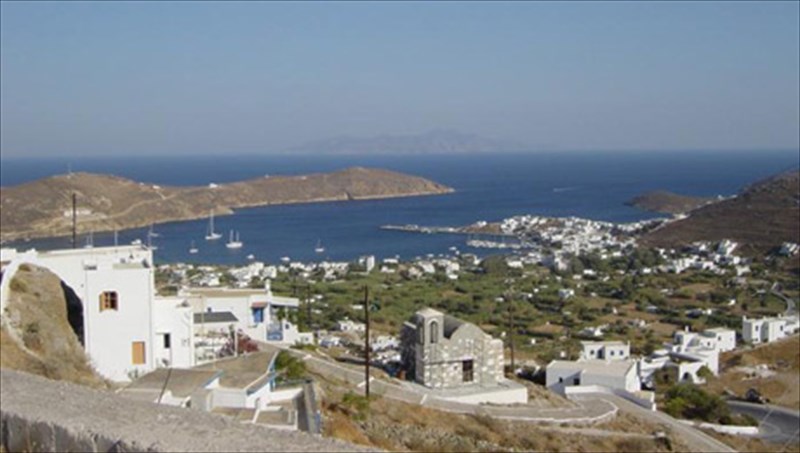 serifos-ena-tupiko-kukladonisi-me-ametrites-panemorfes-paralies