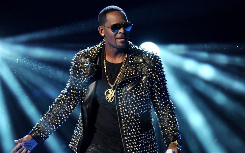 nees-kataggelies-kata-r-kelly-gia-seksoualiki-kakopoiisi-anilikon