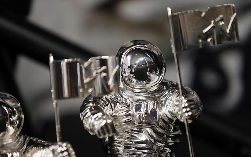 ta-video-music-awards-tou-mtv-itan-gemato-anatropes