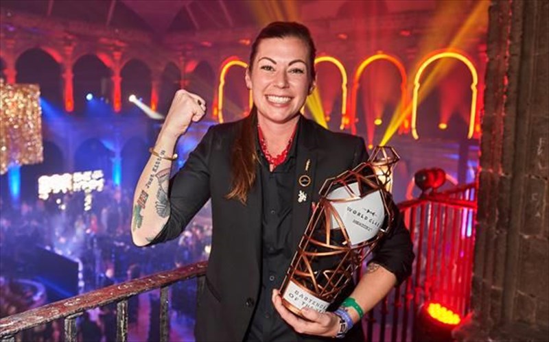 o-kaluteros-bartender-tou-kosmou-einai-genous-thilukou