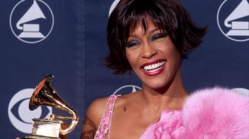 afieroma-sti-whitney-houston-sto-mouseio-grammy