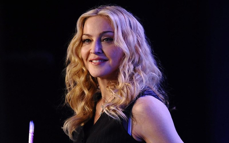 katoikos-portogalias-pleon-i-madonna-madonna