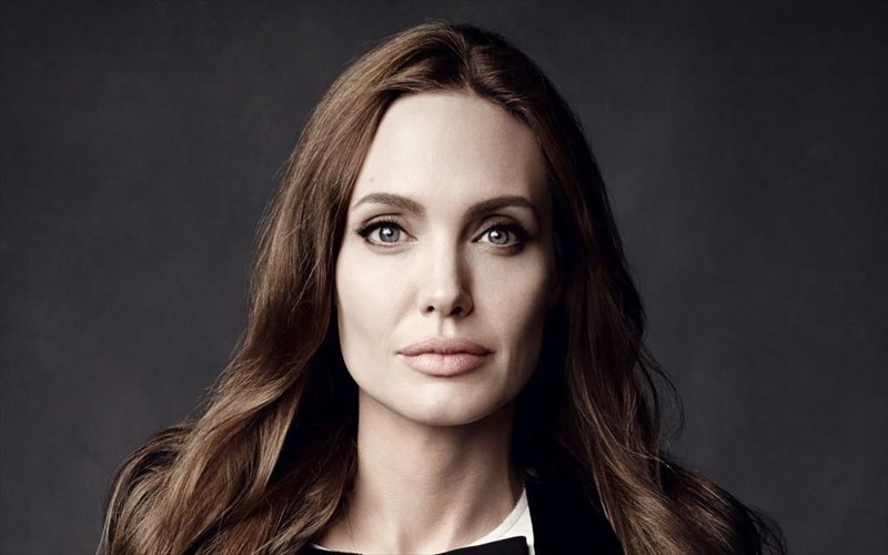 angelina-Jolie-den-mou-aresei-na-eimai-moni