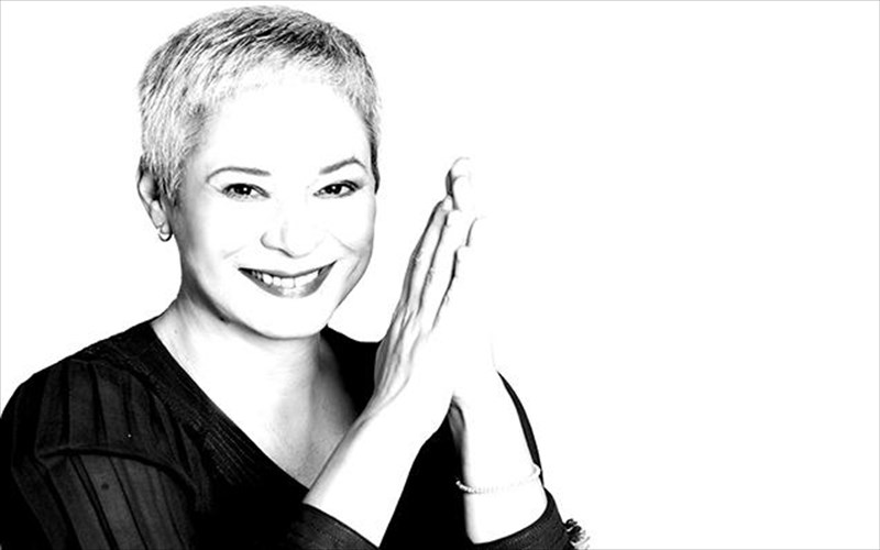 i-melina-kana-katebainei-peiraia-gia-mia-spoudaia-mousiki-sunantisi