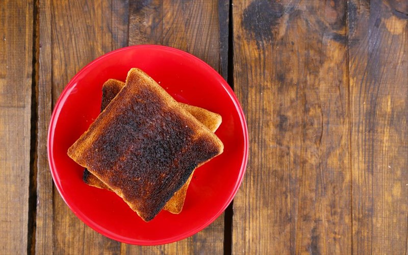 kathimerines-trofes-pou-mporei-na-ginoun-toksikes-me-to-mageirema