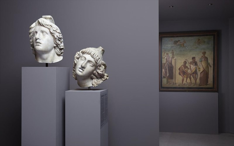 mia-nuxta-gemati-emotions-sto-mouseio-akropolis-kai-tin-onaseio-bibliothiki