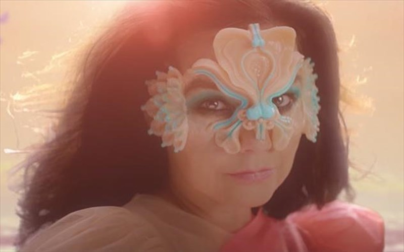 apo-ton-oiko-gucci-to-entuposiako-forema-tis-björk