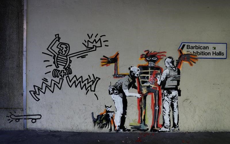 o-banksy-ksanaxtupa-me-ena-afieroma-ston-basquiat