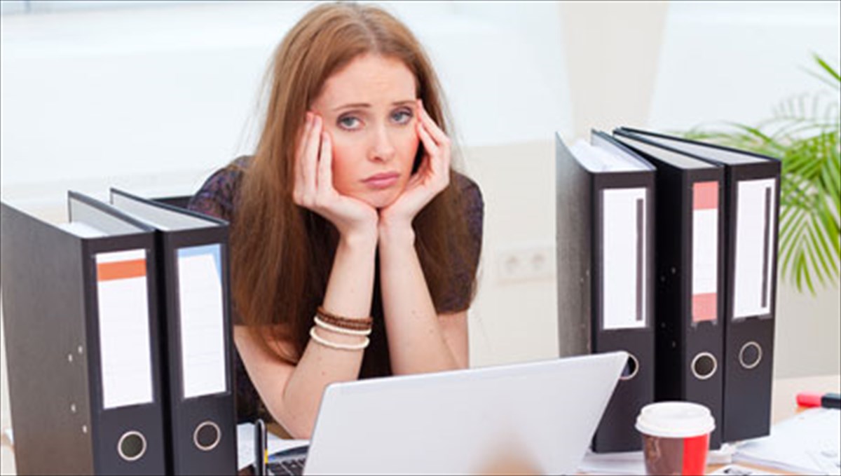 8-pragmata-pou-kanoume-sto-grafeio-otan-bariomaste-ligaki-pragmata-pou-kanoume-sto-grafeio-otan-bariomaste-ligaki