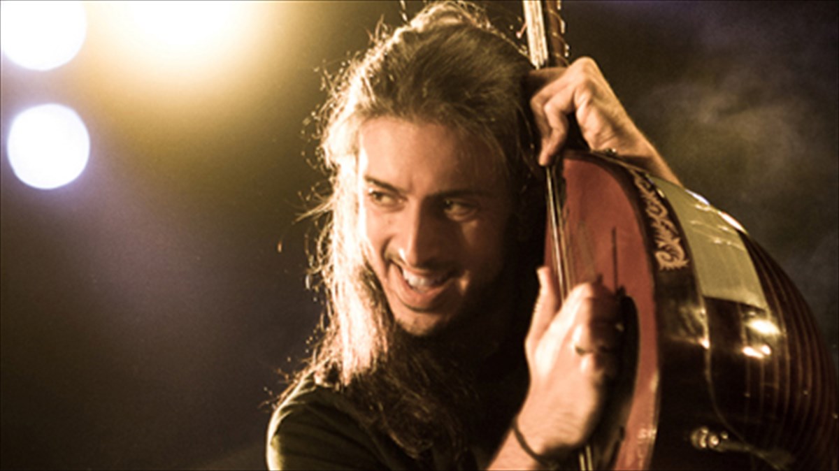 o-giannis-xaroulis-me-magganeies-sto-theatro-braxon