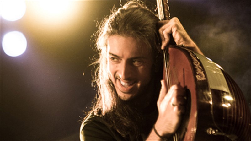 o-giannis-xaroulis-me-magganeies-sto-theatro-braxon