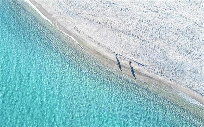 okto-diakekrimenoi-ellines-fotografoi-parateinoun-to-mesogeiako-kalokairi