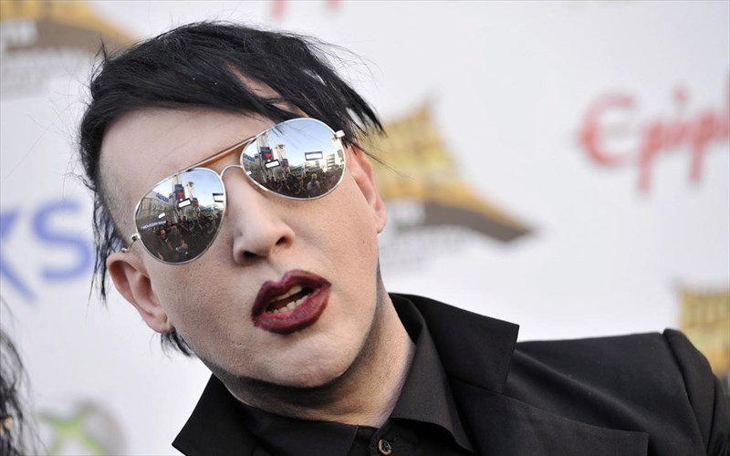 o-marilyn-manson-epese-thuma-tou-skinikou-tou-epi-skinis