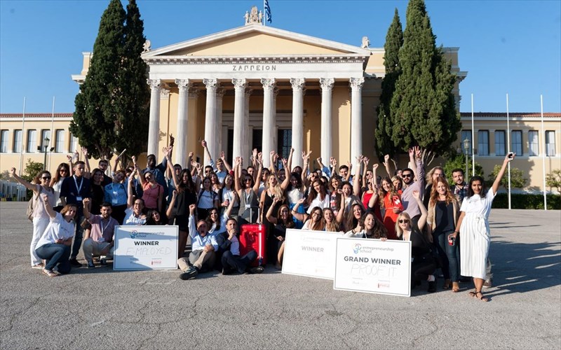 sxoli-epixeirimatikotitas-thinkyoung-otan-oi-palioi-sumbouleuoun-tous-neoterous