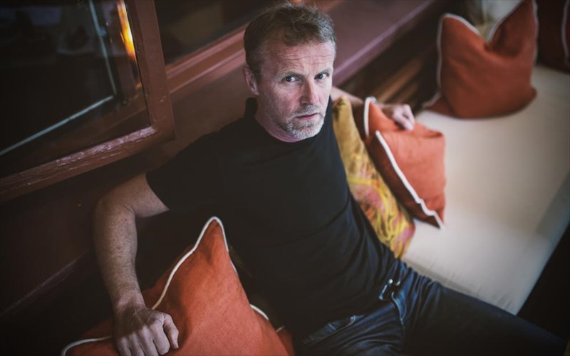 o-Jo-nesbo-pairnei-ton-xari-xole-kai-mazi-anebainoun-sti-skini-tis-stegis