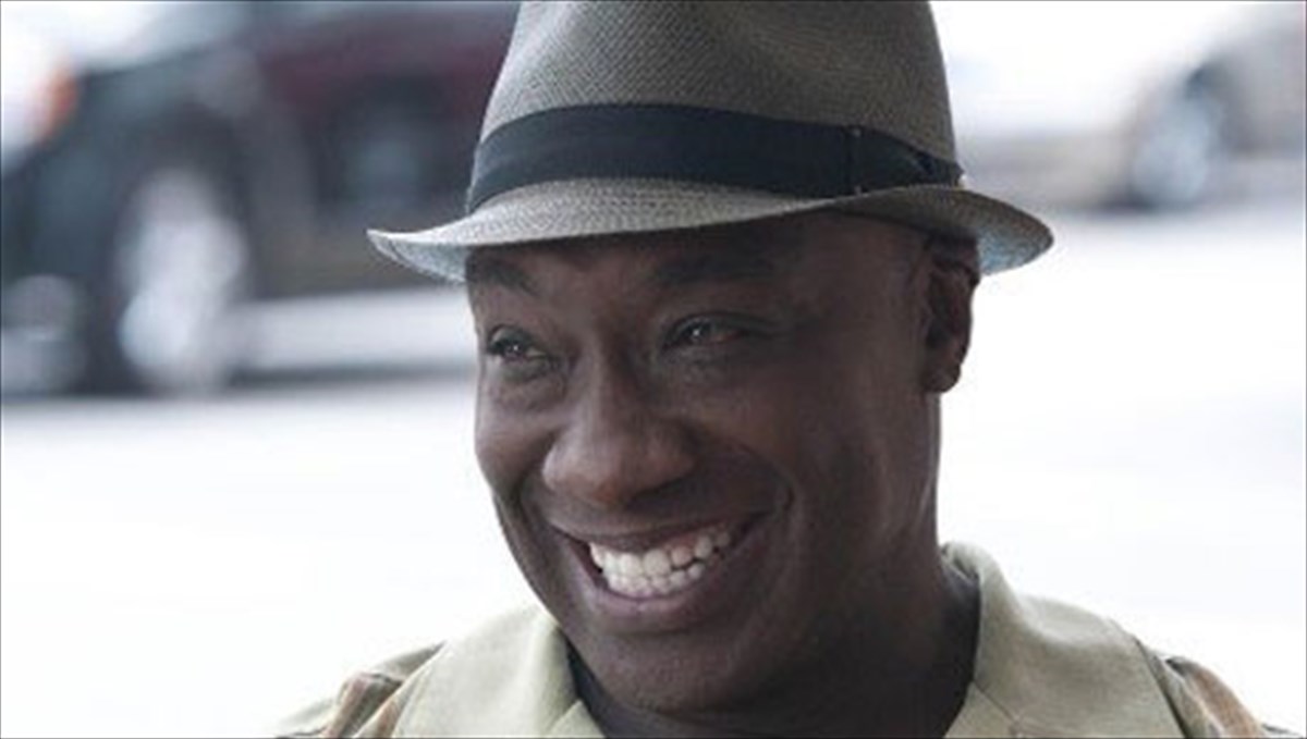 titloi-telous-gia-ton-xarismatiko-thanatopoiniti-maikl-klark-ntankan