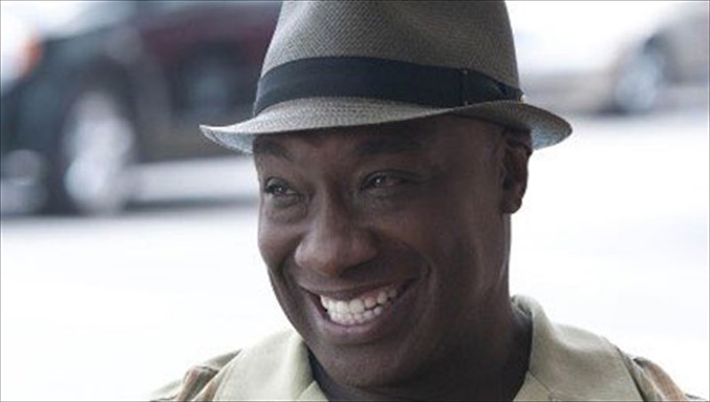 titloi-telous-gia-ton-xarismatiko-thanatopoiniti-maikl-klark-ntankan