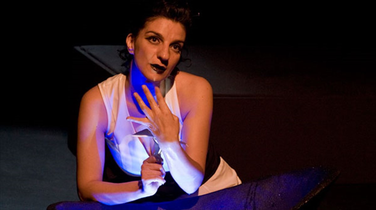 allu-fun-dark-mia-skoteini-mousiki-parastasi