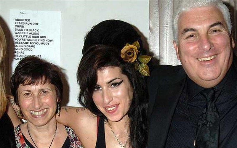 oi-goneis-tis-amy-winehouse-tin-skeptontai-kathe-lepto-tis-meras