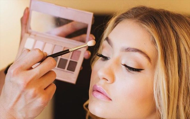 i-gigi-hadid-lansarei-diki-tis-seira-makigiaz