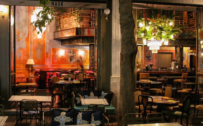 mask-stin-kalamiotou-ksetuligetai-enas-alliotikos-kosmos-piso-apo-tis-maskes