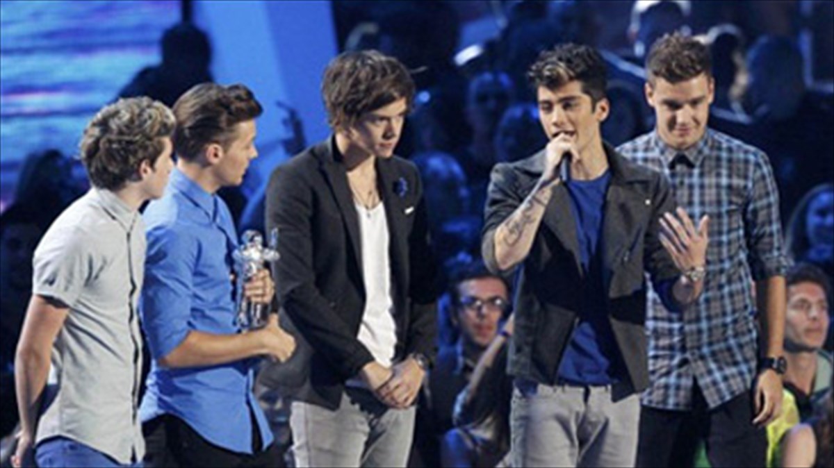 oi-one-direction-ekanan-tin-ekpliksi-sta-brabeia-tou-mtv